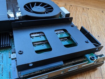 2.le caddy SATA III de 5 pouces se trouve au-dessus du SSD M.2 et des emplacements pour la RAM