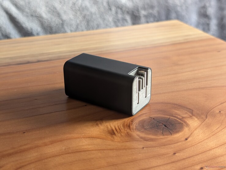 L'adaptateur HP USB-C de 65 W est équipé de fiches secteur intégrées et rétractables, ainsi que d'un port USB-C libre à l'autre extrémité, ce qui lui permet d'être compatible avec pratiquement tous les câbles USB-C