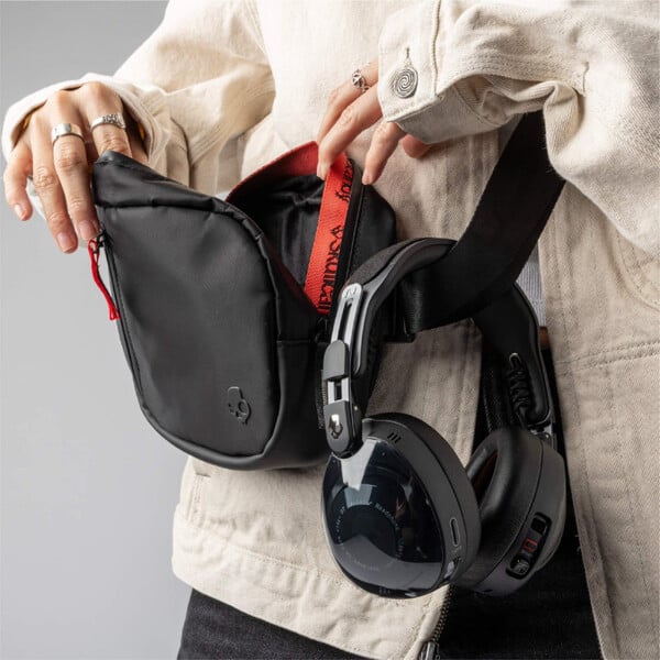 Le Skullcandy Aviator est livré avec un sac à bandoulière et non avec un étui. (Source de l'image : Skullcandy)