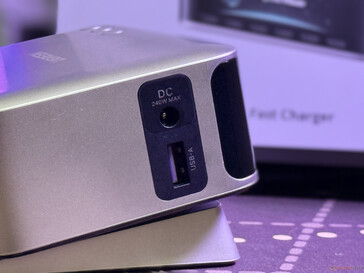 Le port CC et le port USB A situés sur le côté