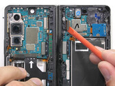Le démontage du Galaxy Z Fold4 n'est pas à prendre à la légère. (Image source : JerryRigEverything)