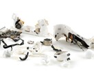 Les AirPods Pro 3 (photographiés ici en morceaux) ont reçu la note assourdissante de 0 sur 10 en termes de réparabilité par iFixit. (Source : iFixit)