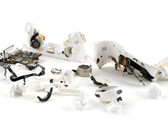 Les AirPods Pro 3 (photographiés ici en morceaux) ont reçu la note assourdissante de 0 sur 10 en termes de réparabilité par iFixit. (Source : iFixit)