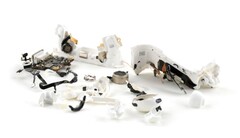 Les AirPods Pro 3 (photographiés ici en morceaux) ont reçu la note assourdissante de 0 sur 10 en termes de réparabilité par iFixit. (Source : iFixit)