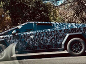 Une mule d'essai du Cybertruck a été aperçue avec un habillage en camouflage numérique foncé (Source de l'image : @MKumarTweets sur Twitter - édité)