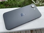 Vue arrière de l'iPhone 17e noir montrant le module à caméra unique et le panneau arrière mat (Image source : Notebookcheck)