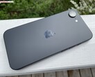 Vue arrière de l'iPhone 17e noir montrant le module à caméra unique et le panneau arrière mat (Image source : Notebookcheck)