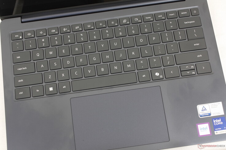 Seules de légères modifications ont été apportées aux dimensions du clavier et du pavé tactile (12,8 x 7,8 cm contre 12,5 x 8 cm) par rapport au Dell 14 Plus de l'année dernière.