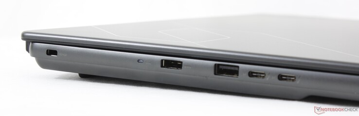 Gauche : verrou Kensington, adaptateur secteur, USB-A 3.2 Gen. 2, 2x USB-C Thunderbolt 4 avec DisplayPort 2.1 + Power Delivery 3.0