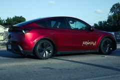 Un robotaxi Tesla Model Y peint en Ultra Red. (Source de l&#039;image : @AdanGuajardo/X)