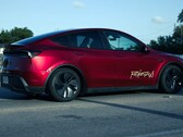 Un robotaxi Tesla Model Y peint en Ultra Red. (Source de l'image : @AdanGuajardo/X)