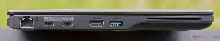 À gauche : RJ45 GBit, 2x USB-C 3.2 Gen2 (10 GBit/s, charge + DisplayPort 1.2), HDMI 2.0b, USB-A 3.2 Gen1 (5 GBit/s), lecteur de carte à puce (en option)