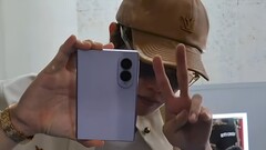J-Hope, membre du groupe BTS, a déjà été aperçu tenant le Samsung Galaxy Z Fold8 devant la caméra.