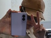 J-Hope, membre du groupe BTS, a déjà été aperçu tenant le Samsung Galaxy Z Fold8 devant la caméra.