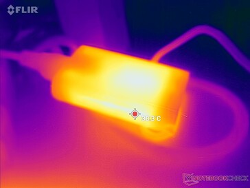 L'adaptateur secteur n'atteint que 30 °C lorsque des charges exigeantes sont utilisées pendant de longues périodes