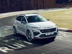 Le Hyundai Kona N, SUV performant, sur un circuit de course. (Source de l'image : Hyundai)
