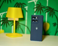 Élégant, pas trop lourd, avec une durabilité à long terme : Le Moto G86 Power de Motorola offre à ses utilisateurs une réelle indépendance. (Source de l'image : Notebookcheck)