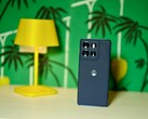 Élégant, pas trop lourd, avec une durabilité à long terme : Le Moto G86 Power de Motorola offre à ses utilisateurs une réelle indépendance. (Source de l'image : Notebookcheck)