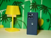 Élégant, pas trop lourd, avec une durabilité à long terme : Le Moto G86 Power de Motorola offre à ses utilisateurs une réelle indépendance. (Source de l'image : Notebookcheck)