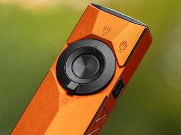 L'Olight ArkPro Ultra est commandé par un sélecteur rotatif situé autour de son bouton d'alimentation et par un interrupteur latéral de mise en marche du laser.