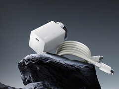 Le nouveau chargeur OnePlus 100 W GaN coûte environ 28 dollars en Chine. Sur la photo : la brique et le câble inclus. (Source de l'image : OnePlus)