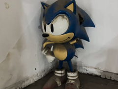 Une statue de Sonic découverte après la fermeture de Segaworld London. La statue a depuis été restaurée et était visible lors de la Gamescom 2023 (source d&#039;image : Sega Driven)