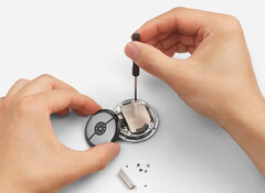 La batterie de la Google Pixel Watch 4 serait relativement facile à remplacer. (Source de l&#039;image : Google)