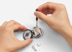 La batterie de la Google Pixel Watch 4 serait relativement facile à remplacer. (Source de l'image : Google)