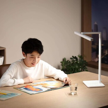 La lampe est conçue pour éclairer les postes de travail.