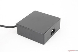 L'adaptateur secteur universel USB-C est relativement petit (~7,5 x 7,5 x 2,9 cm) compte tenu de sa puissance de 90 W