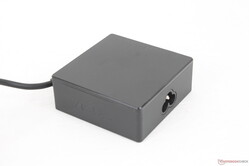 L'adaptateur secteur universel USB-C est relativement petit (~7,5 x 7,5 x 2,9 cm) compte tenu de sa puissance de 90 W