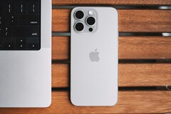 L'iPhone 15 ( Apple ) et l'iPhone 15 Pro (das) ont été les smartphones les plus vendus en 2024. (Source de l'image : Lala Azizli)