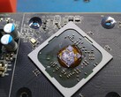 Ketchup utilisé comme composé thermique sur le GPU AMD Radeon R7 240. (Source de l'image : AssasinWarlord sur ComputerBase.de)