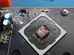 Ketchup utilisé comme composé thermique sur le GPU AMD Radeon R7 240. (Source de l&#039;image : AssasinWarlord sur ComputerBase.de)