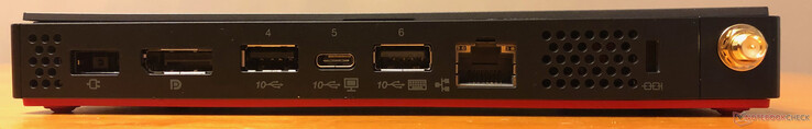 A l'arrière : entrée secteur, DisplayPort 1.4, 2 USB A 3.1 (Gen 2), USB C 3.1 Gen 2 (avec sortie vidéo), Ethernet gigabit, verrou de sécurité Kensington, antenne WiFi.