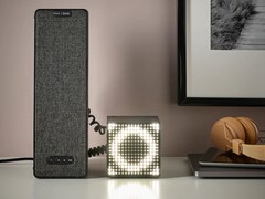 Le SYMFONISK / FREKVENS d&#039;IKEA combine une enceinte Wi-Fi avec une lumière qui peut clignoter en rythme avec la musique. (Image source : IKEA)