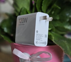 Le Redmi K70 Pro est livré avec un bloc d'alimentation de 120 watts.