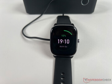 l'Amazfit GTS 4 Mini pendant la charge