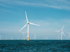 Image de quelques éoliennes offshore (Source : Jesse De Meulenaere ; recadré)