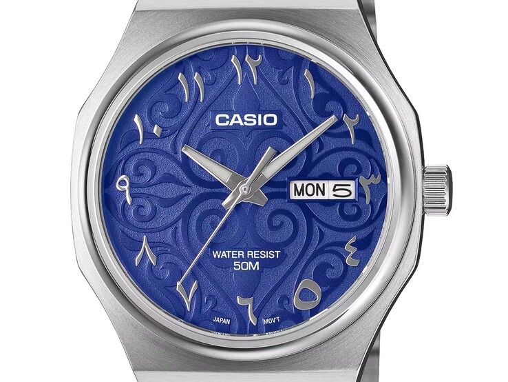 Gros plan sur la Casio MTP-E735AR-2A2V mettant en valeur son cadran bleu vif orné d’un motif d’arabesques, ses chiffres arabes orientaux en relief, ses aiguilles facettées argentées de type « épée » et l’affichage du jour et de la date à 3 heures.