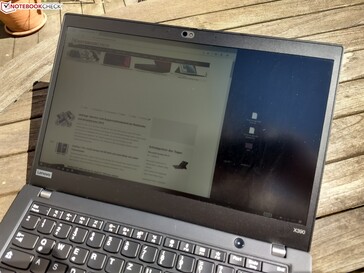 Lenovo ThinkPad X390 - A l'extérieur au soleil.