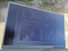 A l'extérieur sous la lumière directe du soleil