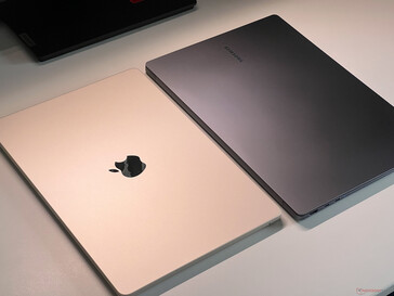 MacBook Air 15 (à gauche) vs. Galaxy Book4 Pro (à droite)