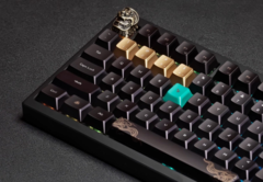 Clavier mécanique sans fil Keychron Black Myth Wukong vue du dessus montrant la touche d'échappement artisanale et les capuchons de touches accentuées