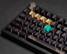 Clavier mécanique sans fil Keychron Black Myth Wukong vue du dessus montrant la touche d'échappement artisanale et les capuchons de touches accentuées
