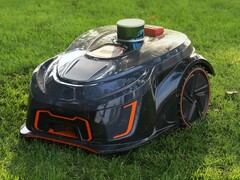 La tondeuse robot Kolmower M28E de KOWOLL convient aux pelouses d'une superficie allant jusqu'à 4 000 m². (Source de l'image : KOWOLL)