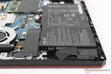 Les haut-parleurs stéréos 2 W près des angles avant de l'Asus TUF FX505. Les haut-parleurs stéréos 2 W près des angles avant de l'Asus TUF FX505.