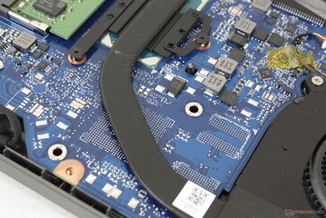 Emplacements inutilisés sur la carte mère pour un GPU discret GeForce MX en option et ses modules VRAM