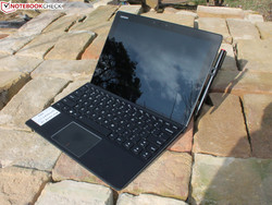 En test : Lenovo IdeaPad Miix 720-12IKB. Modèle de test fourni par Notebooksbilliger.