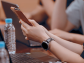 Certains employés de Samsung utilisent peut-être déjà le Z Fold 3 de Galaxy et la Watch 4 Classic de Galaxy. (Image source : Samsung)